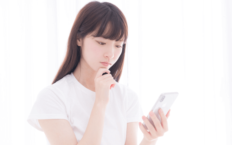 スマホを操作する女性