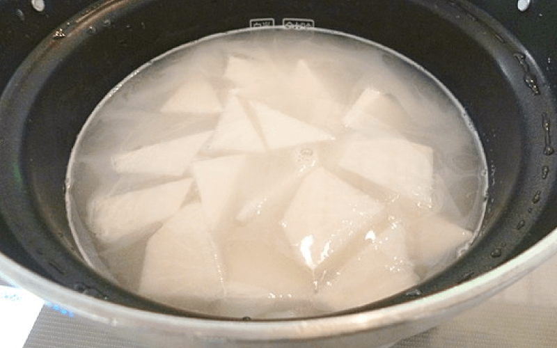 大根を茹でる様子
