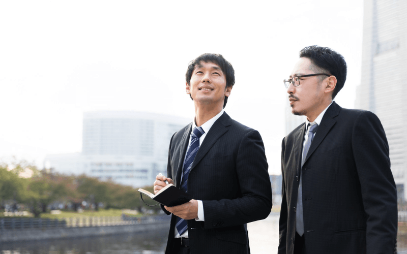 街を歩く男性