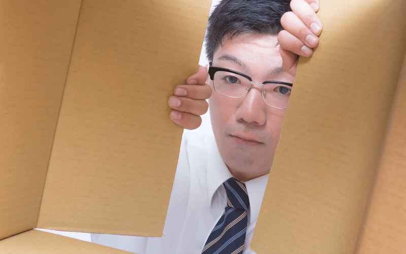 段ボールを開ける男性