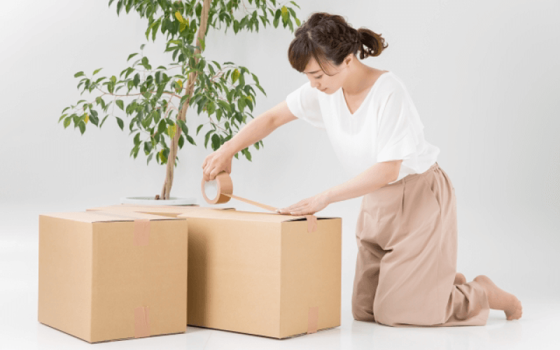 荷造りする女性
