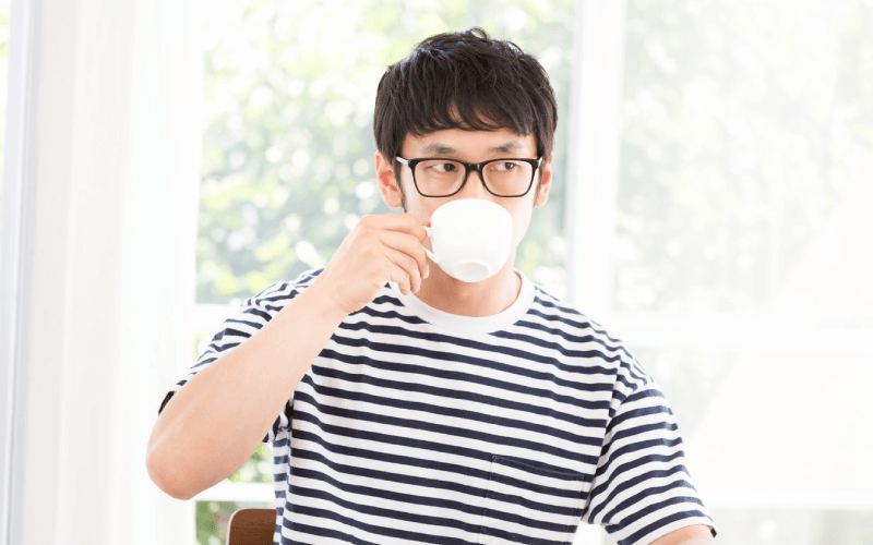 珈琲を飲む男性