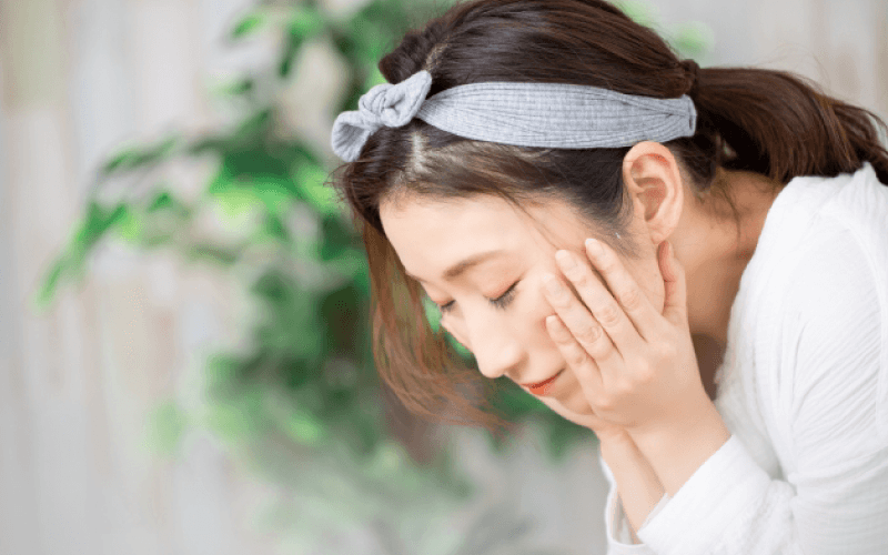 洗顔する女性