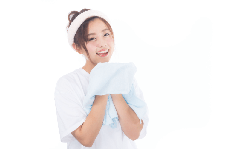 洗顔する女性