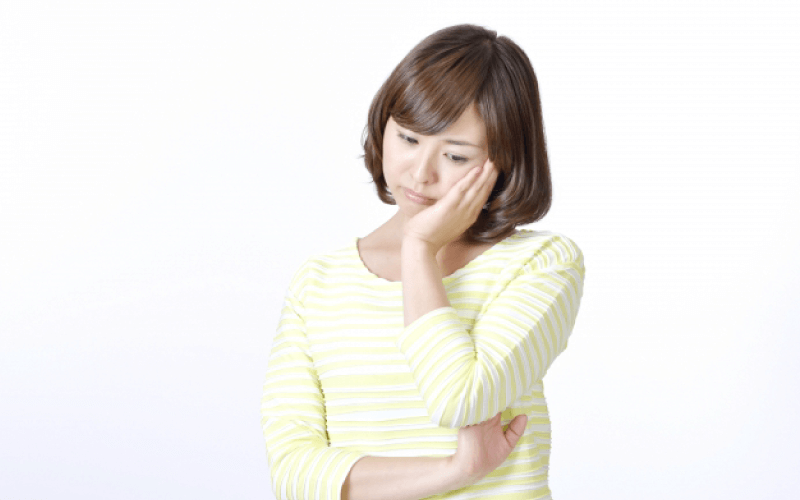 悩む女性