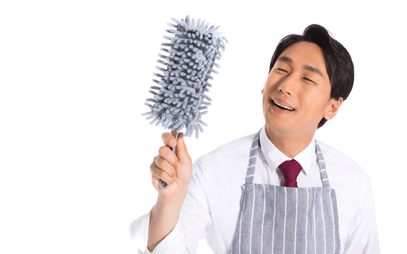 モップを持つ男性