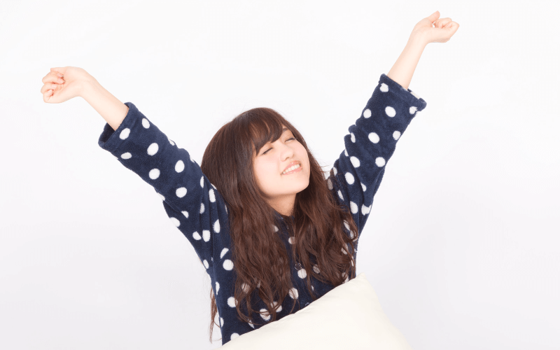 のびをする女性