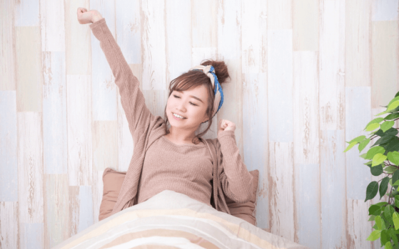 のびをする女性