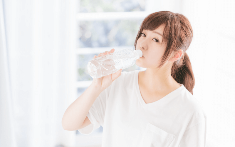 水を飲む女性