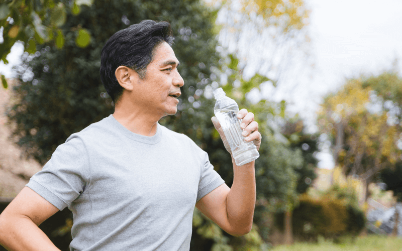 水を飲む男性