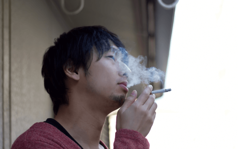 たばこを吸う男性