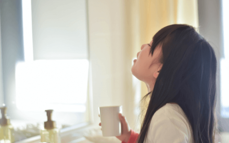 うがいをする少女