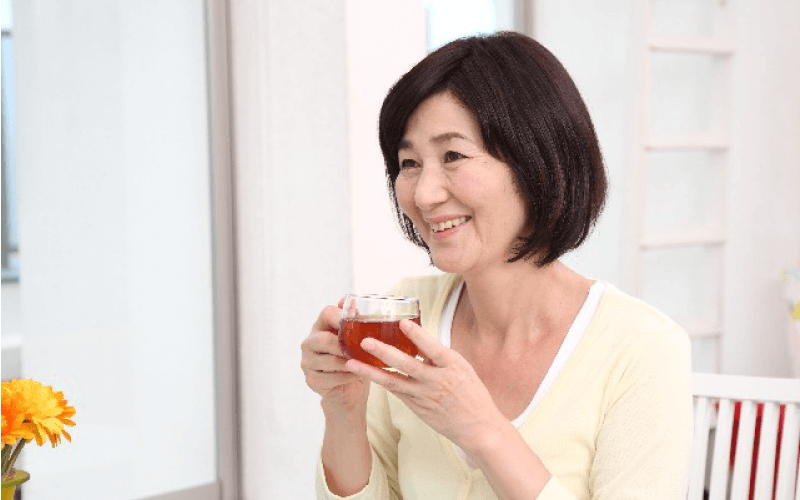 お茶を飲む女性