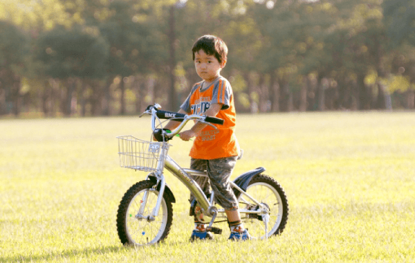 自転車に乗るこども