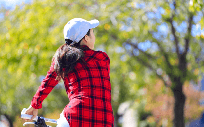 自転車に乗る女性
