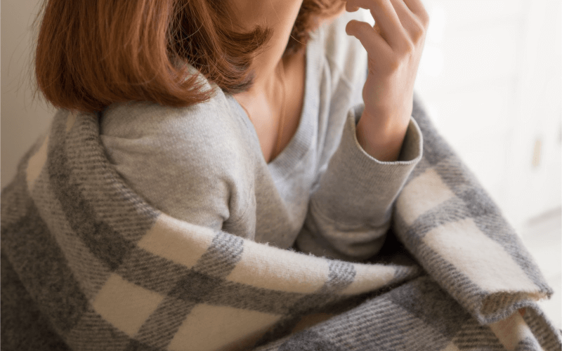 寒そうな女性