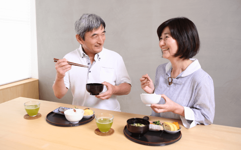 食事している夫婦