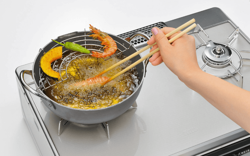 揚げ物調理の様子