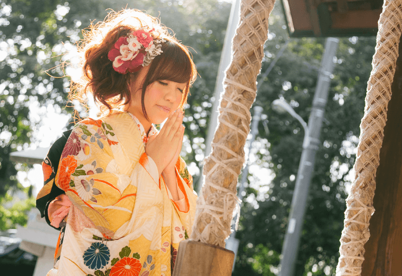 神社に参拝する女性