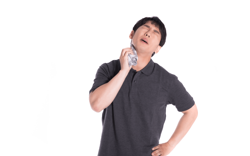 汗を拭く男性