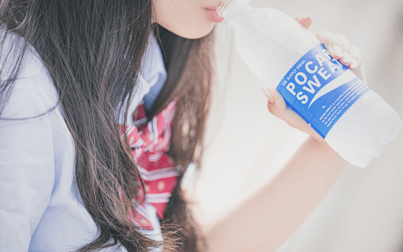 水分をとる女子高生