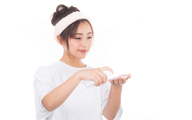 肌をケアする女性