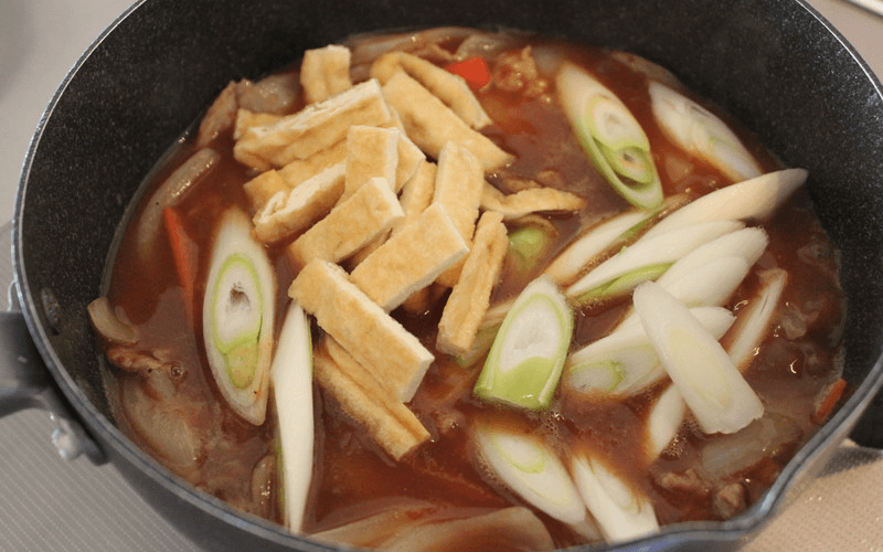 カレーうどんをひと煮する様子