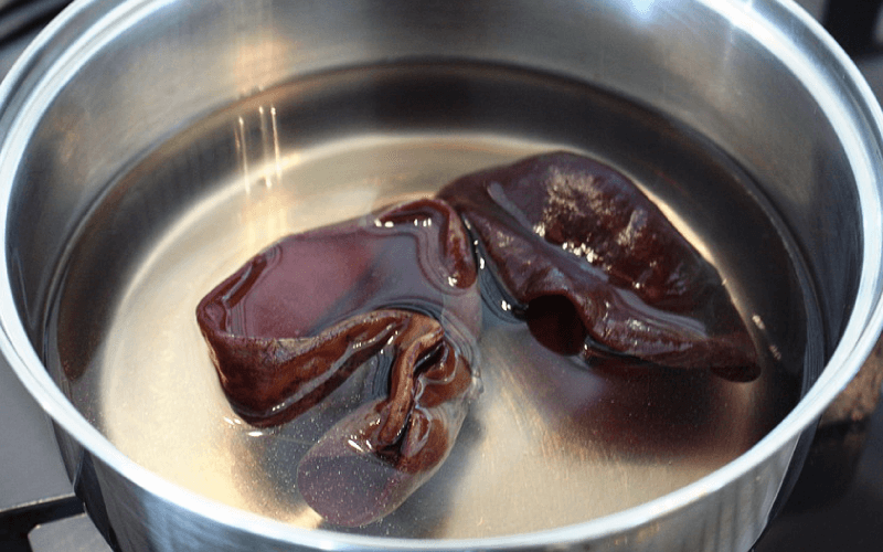 生きくらげを茹でる様子
