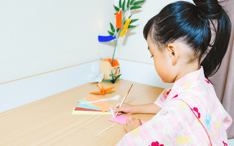 短冊に願いを書く少女