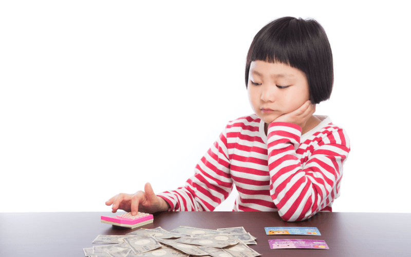 お金を計算する子ども