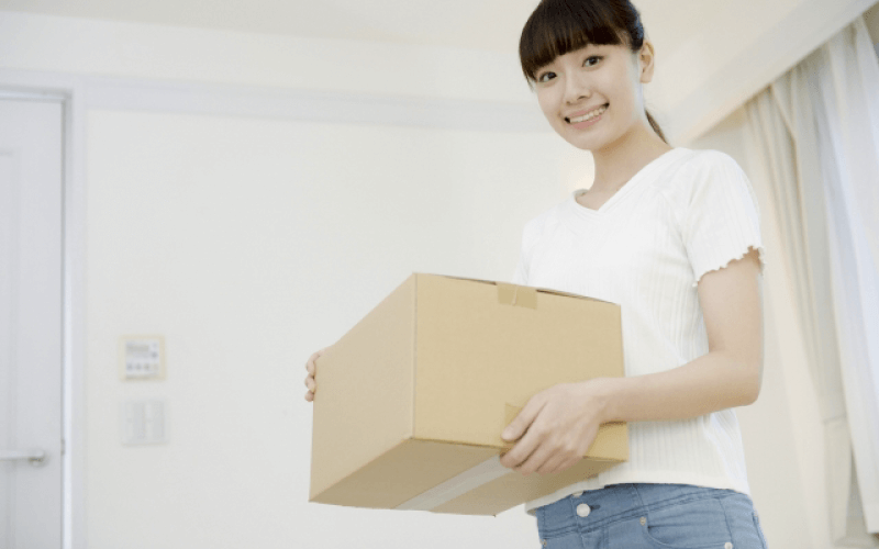 引っ越し中の女性