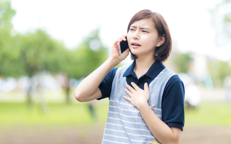 電話をかける女性